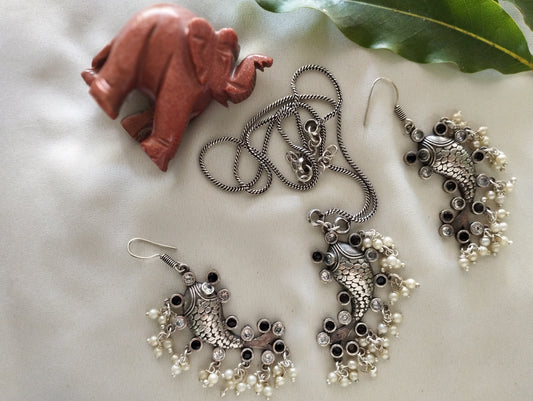 Silver look alike fish design pendant earring set with chain