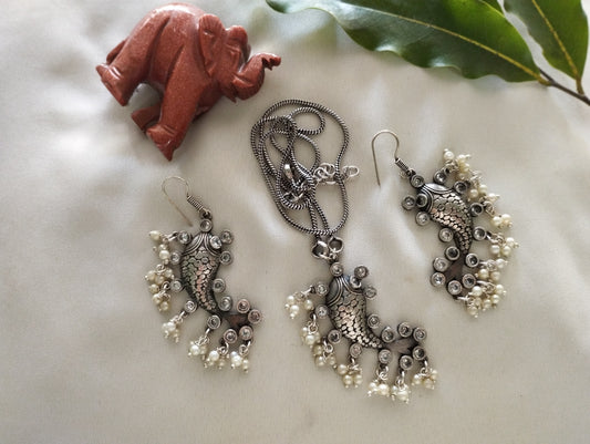 Silver look alike fish design pendant earring set with chain