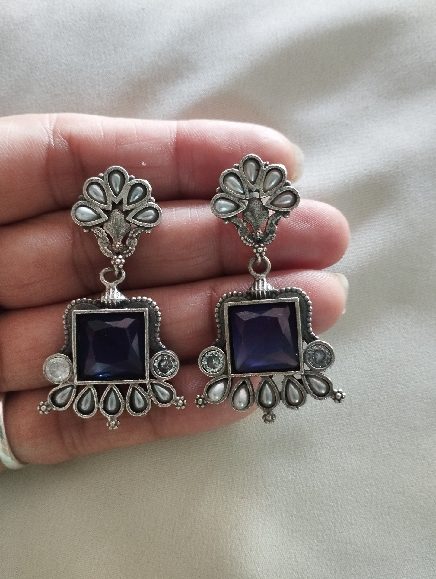Brass casting silver look alike fine quality stone earrings